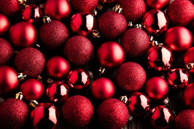 Noel arka plan ile Noel top, Hediyelik, kırmızı şapka ve ahşap arka plan üzerinde kar / Noel arka plan