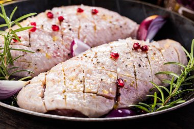 Yemek pişirmek için hazırlık ham maddeler closeup tablo ile meme ördek. Üstten yatay görünüm 