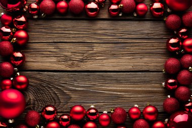 Noel arka plan ile Noel top, Hediyelik, kırmızı şapka ve ahşap arka plan üzerinde kar / Noel arka plan