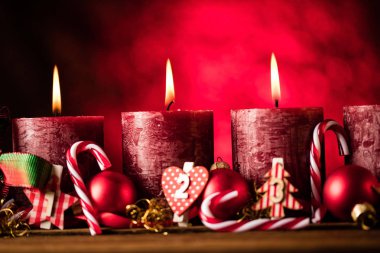 Noel mumları ve ışıklar. Noel arkaplanı.