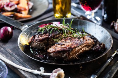 Dilimlenmiş kızarmış ördek Close-up göğüs fileto pişmiş havuç ile