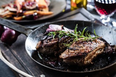 Dilimlenmiş kızarmış ördek Close-up göğüs fileto pişmiş havuç ile