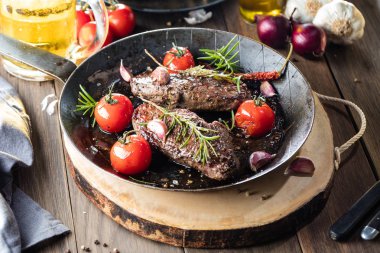 Bir fileto biftek yemek fotoğraf tarifi fikir pişirme