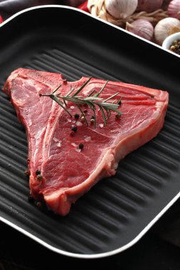  T-Bone biftek görmüş baharat ve taze otlar ile ahşap bir gemide görev yaptı.