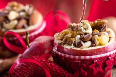 Meyve tatlı kırmızı elma granola ile doldurulmuş fırında