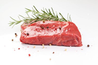 Beyaz arka plan üzerinde izole baharatlar ile sığır eti biftek