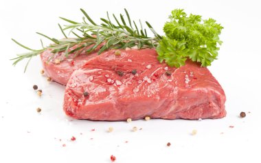 Beyaz arka plan üzerinde izole baharatlar ile sığır eti biftek