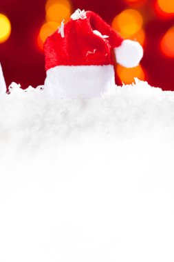 Noel arka plan ile Noel top, Hediyelik, kırmızı şapka ve ahşap arka plan üzerinde kar / Noel arka plan