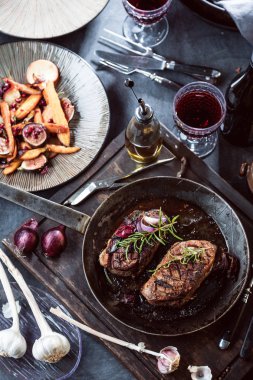 Dilimlenmiş kızarmış ördek Close-up göğüs fileto pişmiş havuç ile 