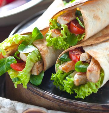 Tavuk fajita şal sandviç