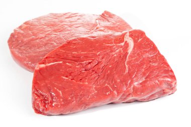 Beyaz arka plan üzerinde izole baharatlar ile sığır eti biftek