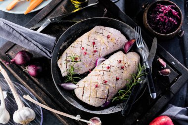 Yemek pişirmek için hazırlık ham maddeler closeup tablo ile meme ördek. Üstten yatay görünüm 