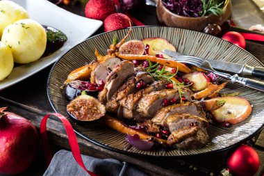 Dilimlenmiş kızarmış ördek Close-up göğüs fileto pişmiş havuç ile