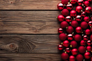 Noel arka plan ile Noel top, Hediyelik, kırmızı şapka ve ahşap arka plan üzerinde kar / Noel arka plan