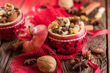 Meyve tatlı kırmızı elma granola ile doldurulmuş fırında