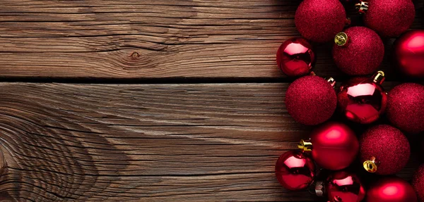 Noel Arka Plan Ile Noel Top Hediyelik Kırmızı Şapka Ahşap — Stok fotoğraf