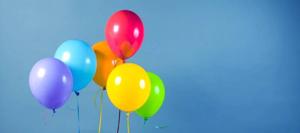 Färgglada Ballonger Grå Bakgrund — Stockfoto