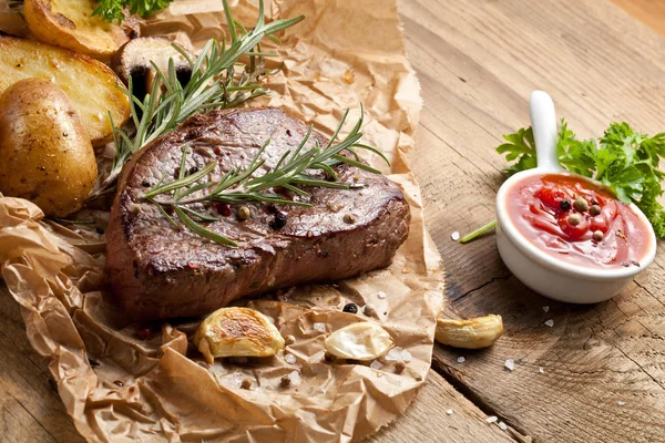 Pohled Lahodné Grilovaný Hovězí Steak Pečenými Bramborami Čerstvým Zeleným Bylinkovým — Stock fotografie