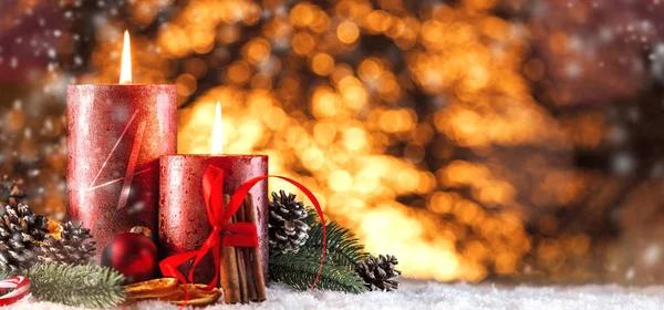 燃烧的蜡烛和圣诞节装饰在雪和木背景 — 图库照片