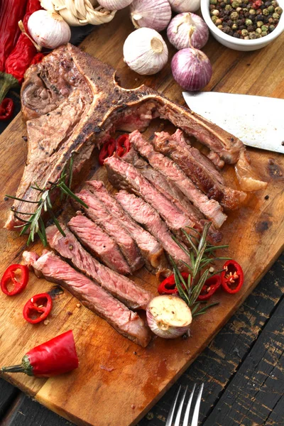 Bone Biftek Görmüş Baharat Taze Otlar Ile Ahşap Bir Gemide — Stok fotoğraf