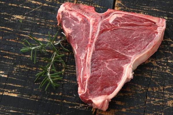 Steak Bone Dibumbui Dengan Rempah Rempah Dan Rempah Rempah Segar — Stok Foto