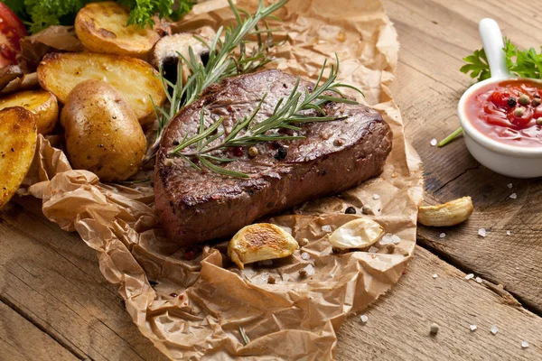 Vue Aérienne Délicieux Steak Boeuf Grillé Avec Pommes Terre Rôties — Photo