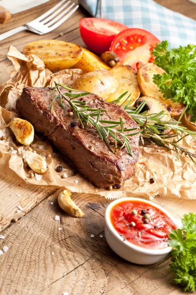 Vue Aérienne Délicieux Steak Boeuf Grillé Avec Pommes Terre Rôties — Photo