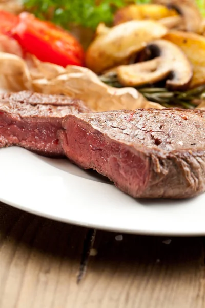 Vista Aérea Delicioso Filete Res Parrilla Con Papas Asadas Ensalada — Foto de Stock