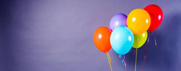 Gri arka plan üzerinde renkli balonlar