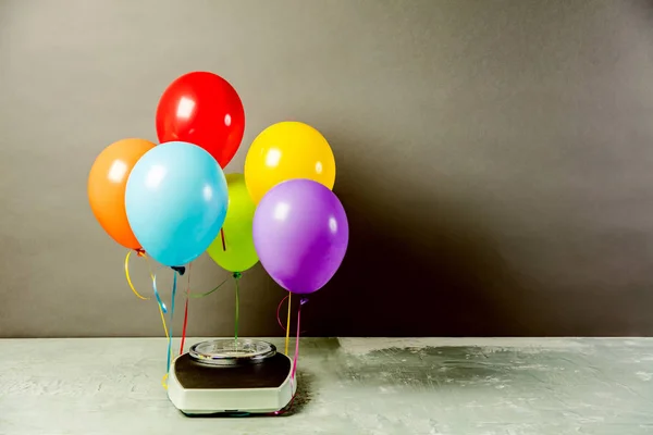 Balanças Banheiro Com Balões Coloridos Conceito Emagrecimento — Fotografia de Stock