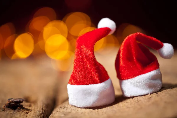 Kerstmis Achtergrond Met Bal Cadeau Van Kerstmis Red Hat Sneeuw — Stockfoto