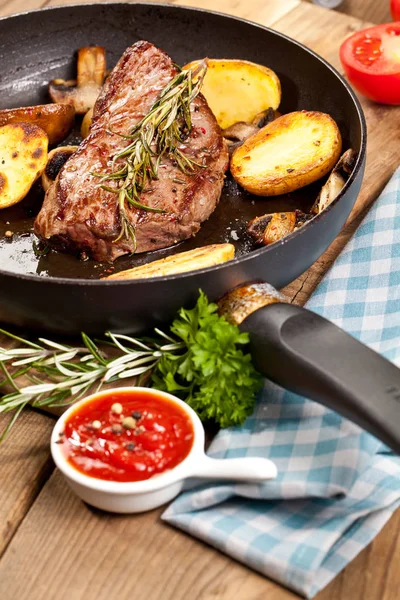 Grilled Black Angus Steak Striploin Frying Cast Iron Grill Pan — Stock Photo, Image