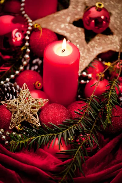 出现装饰用燃烧的蜡烛 圣诞背景 — 图库照片
