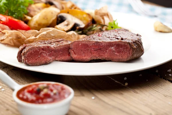 Pohled Lahodné Grilovaný Hovězí Steak Pečenými Bramborami Čerstvým Zeleným Bylinkovým — Stock fotografie