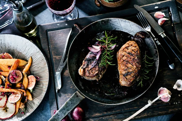 Primer Plano Del Filete Pechuga Pato Asado Rodajas Con Zanahorias — Foto de Stock