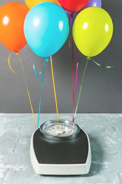 Ζυγαριά Πολύχρωμα Μπαλόνια Αδυνάτισμα Έννοια — Φωτογραφία Αρχείου