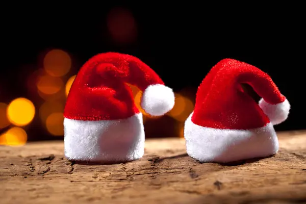 Kerstmis Achtergrond Met Bal Cadeau Van Kerstmis Red Hat Sneeuw — Stockfoto