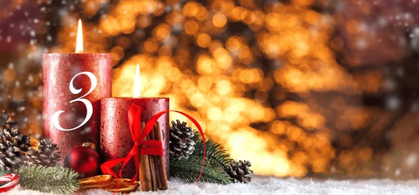 Brennende Kerze Und Weihnachtsdekoration Über Schnee Und Holzgrund — Stockfoto