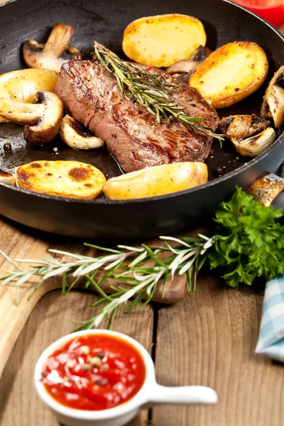 Grilled Black Angus Steak Striploin Frying Cast Iron Grill Pan — Stock Photo, Image