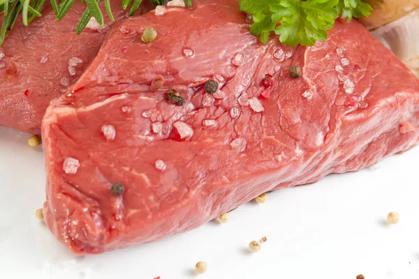 Filetes Ternera Con Especias Aisladas Sobre Fondo Blanco — Foto de Stock