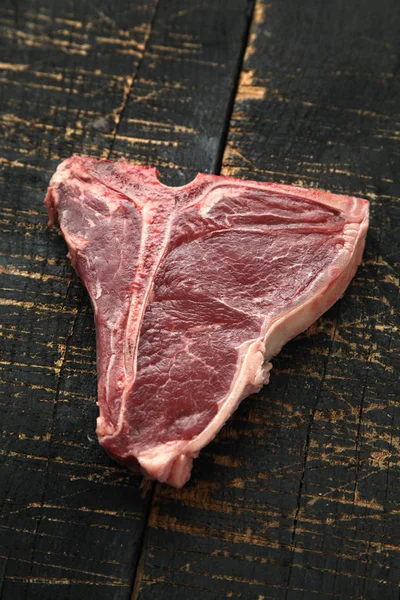 Bone Steak Ochucený Kořením Čerstvými Bylinkami Podávané Dřevěném Prkénku — Stock fotografie