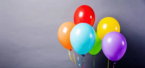 Πολύχρωμα Μπαλόνια Για Γκρίζο Φόντο — Φωτογραφία Αρχείου
