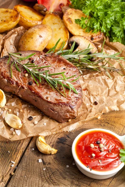 Felülnézete Finom Grillezett Marha Steak Sült Burgonyával Friss Zöld Herb — Stock Fotó