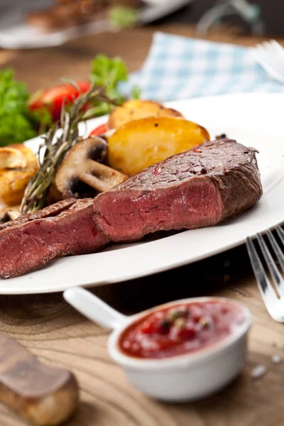 Vista Aérea Delicioso Filete Res Parrilla Con Papas Asadas Ensalada — Foto de Stock