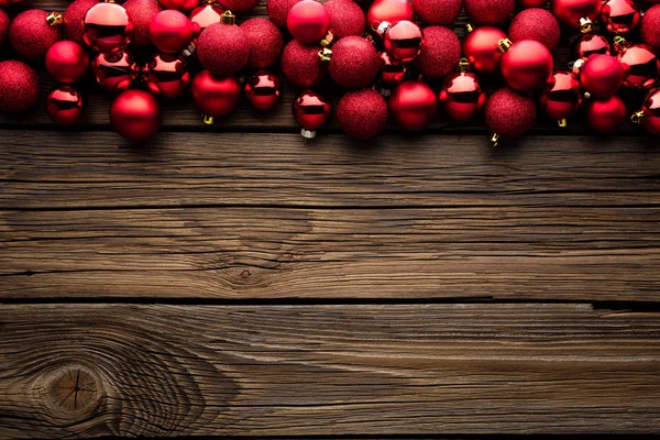 Weihnachten Hintergrund Mit Weihnachtskugel Geschenk Rotem Hut Und Schnee Auf — Stockfoto