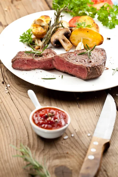 Vue Aérienne Délicieux Steak Boeuf Grillé Avec Pommes Terre Rôties — Photo