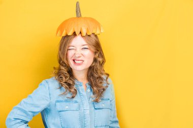 Pumpki güzel neşeli Bayan portresi