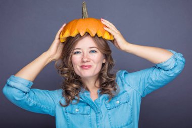 Pumpki güzel neşeli Bayan portresi