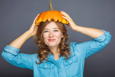 Pumpki güzel neşeli Bayan portresi