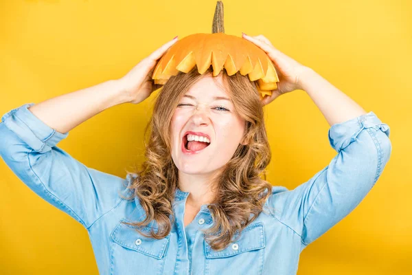 Retrato Hermosa Mujer Alegre Con Calabaza —  Fotos de Stock